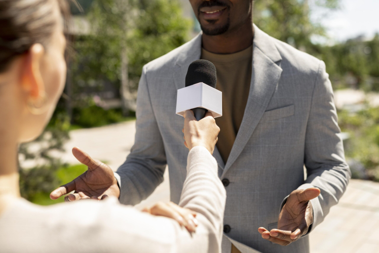 hombre-entrevistado-periodistas-al-aire-libre
