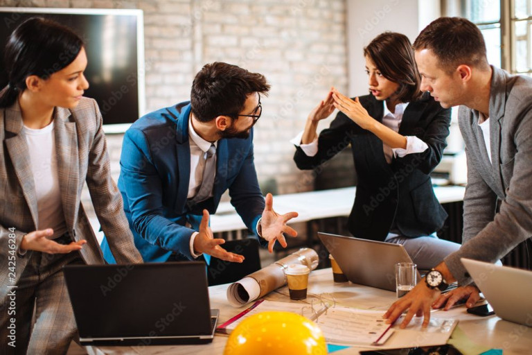 Discusion trabajo en oficina